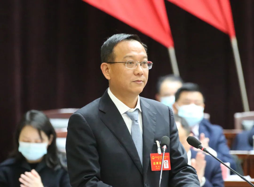 大会由县人大常委会主任王超群主持.