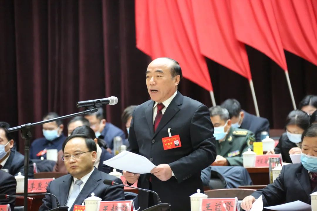 王超群宣布大会闭幕.大会在雄壮的国歌声中闭幕.