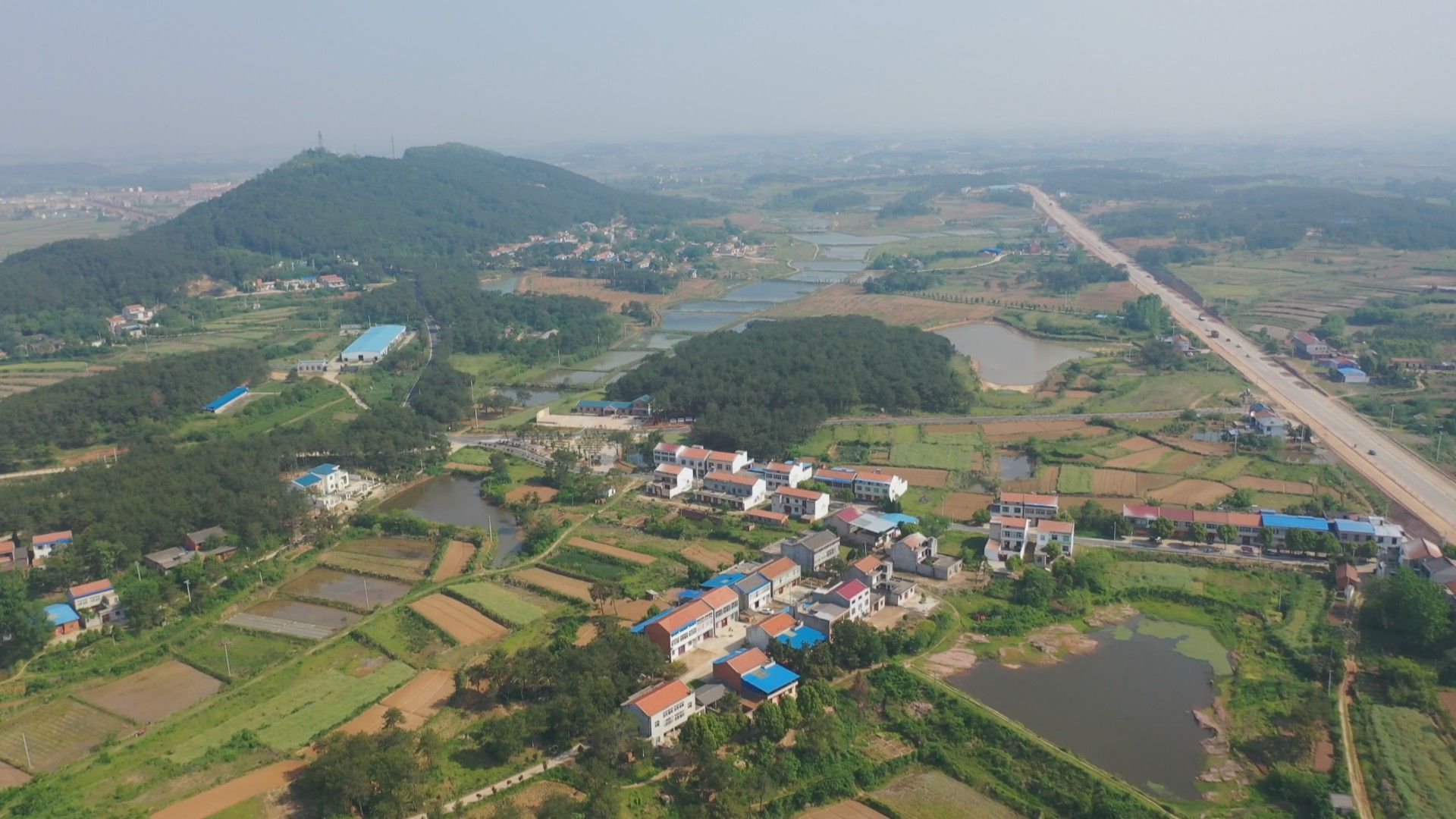 孝昌胡忠文立足扶贫推攻坚实干为民抓巩固