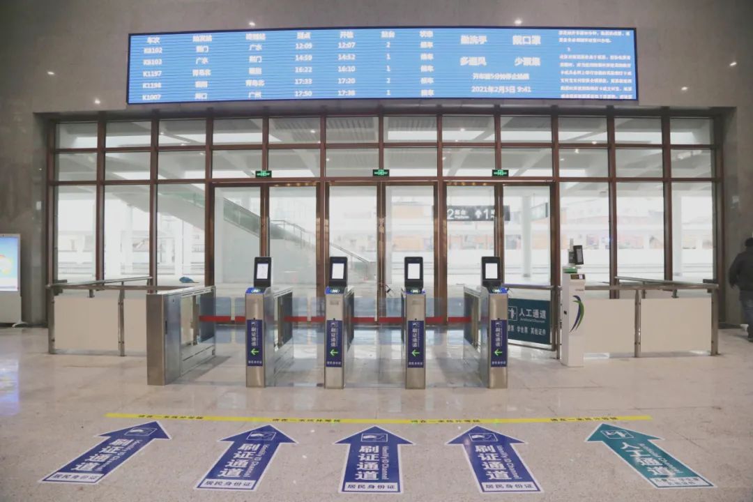 进站口有四个自助通道和一个人工验票通道,自助通道启用人脸识别系统