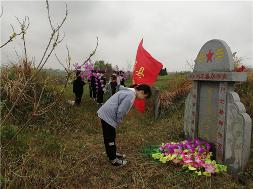 花西中学组织开展清明节烈士陵园祭扫活动