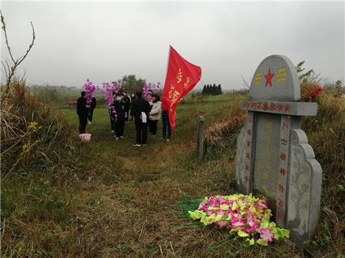 花西中学组织开展清明节烈士陵园祭扫活动_云上孝感