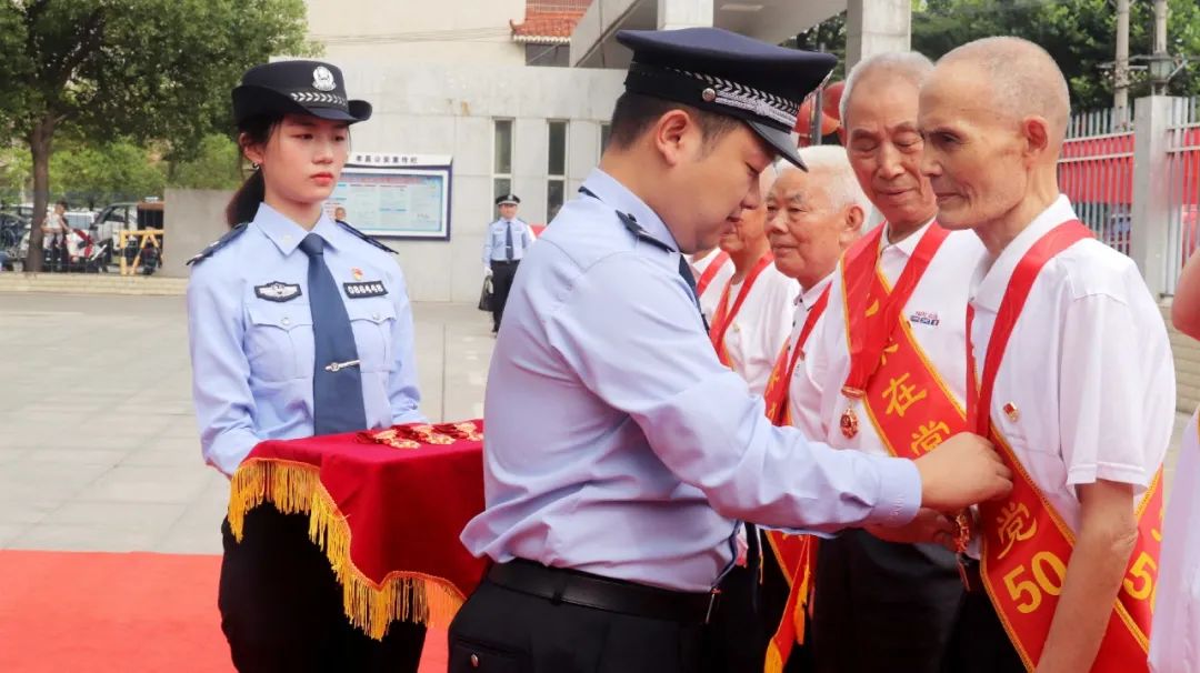 孝昌县公安局举行光荣在党50年纪念章颁发暨升旗仪式
