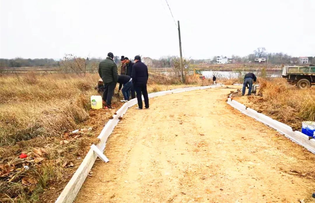 2021年3月,陡山鄉正在組織人員修繕村級道路今年3月份,陡山鄉投資170