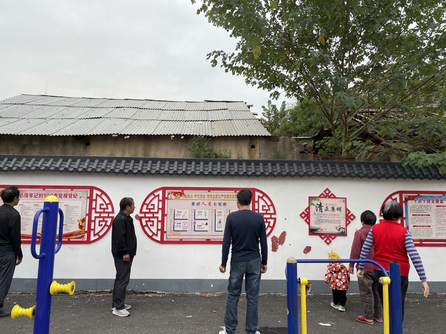 社區依託和美鄉村建設,農村書屋等基層陣地,打造廉政文化牆及文化長廊