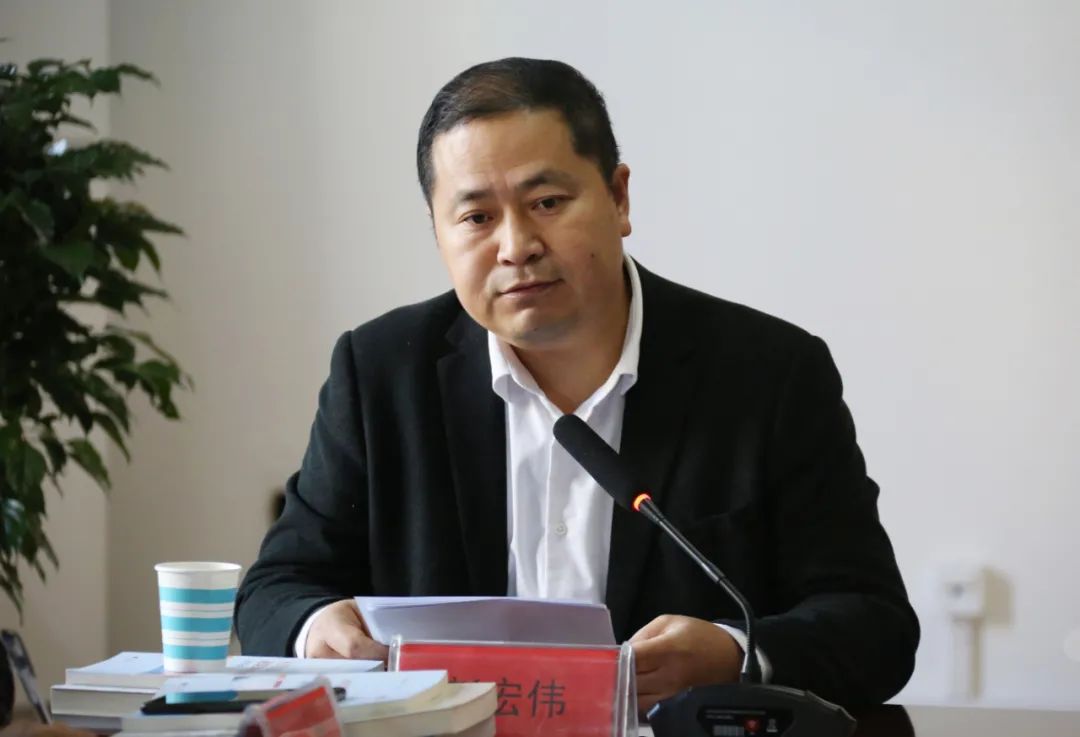 座谈会上,县融媒体中心主任彭宏伟汇报了2021年度媒体融合发展相关