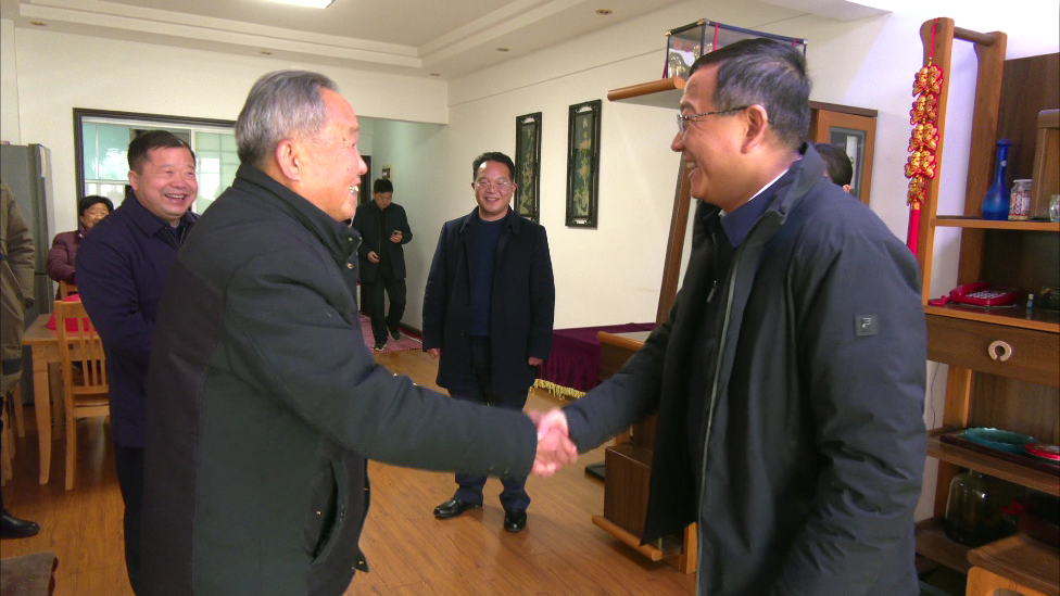 胡斌一行先后到退休老干部王超群,兰惠民,万少安,李传友家中进行走访