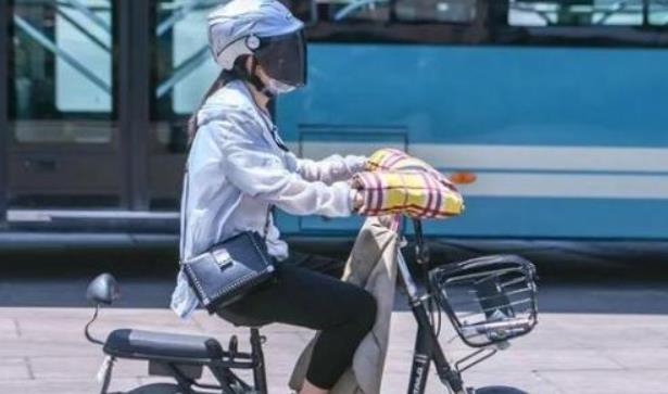 注意骑电动自行车不戴头盔将面临警告处罚