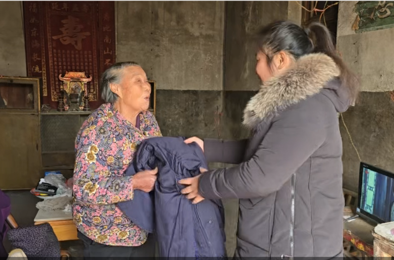 寒冬送温暖 救助暖民心——花园镇应急办扎实开展冬春救助物资发放工作.docx