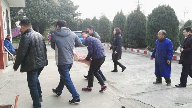 曾纯玉董事长逐一向老人们问好,并提前向老人们拜年,愿老人们在福利院