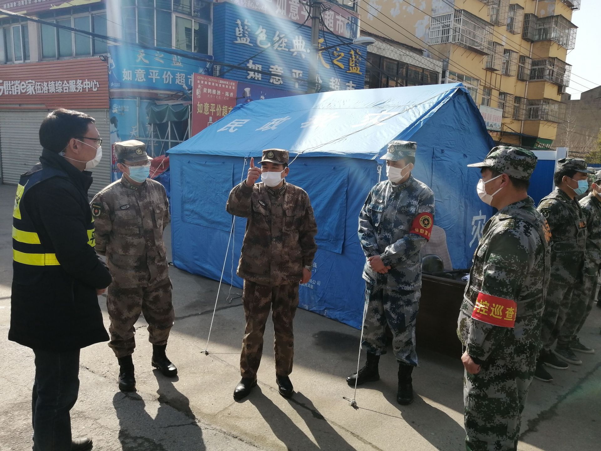 孝感市委常委军分区司令员周泓冰到云梦县检查民兵防疫和慰问一线人员