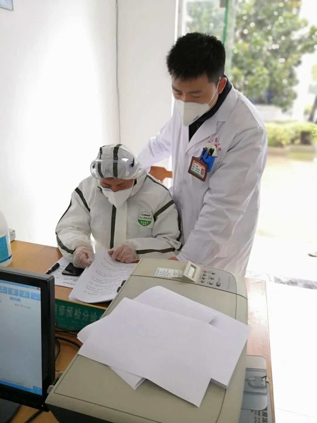 院发热门诊为24小时轮守值班制并且此次抗疫时限长考虑到医护人员穿