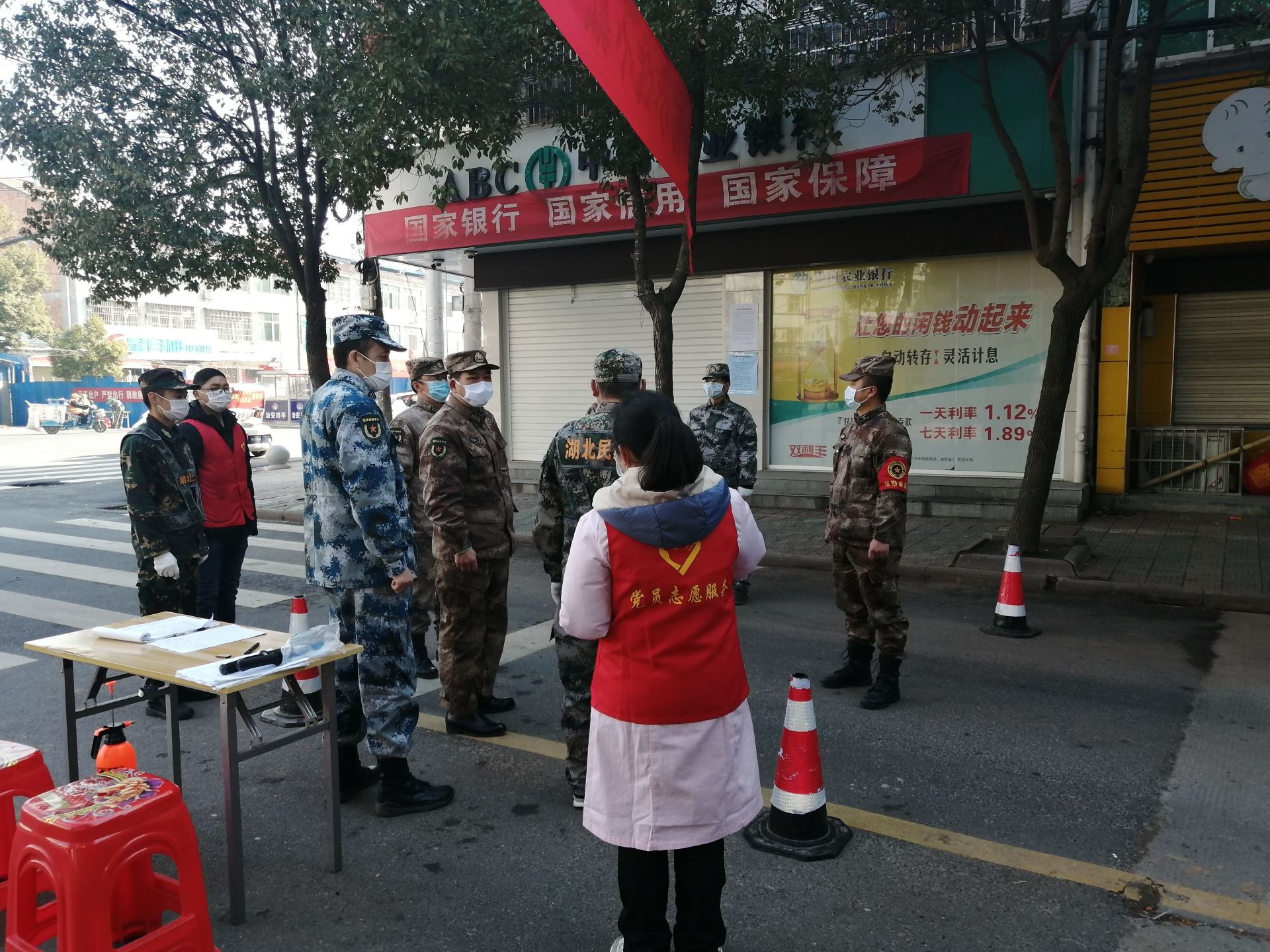 孝感市委常委军分区司令员周泓冰到云梦县检查民兵防疫和慰问一线人员