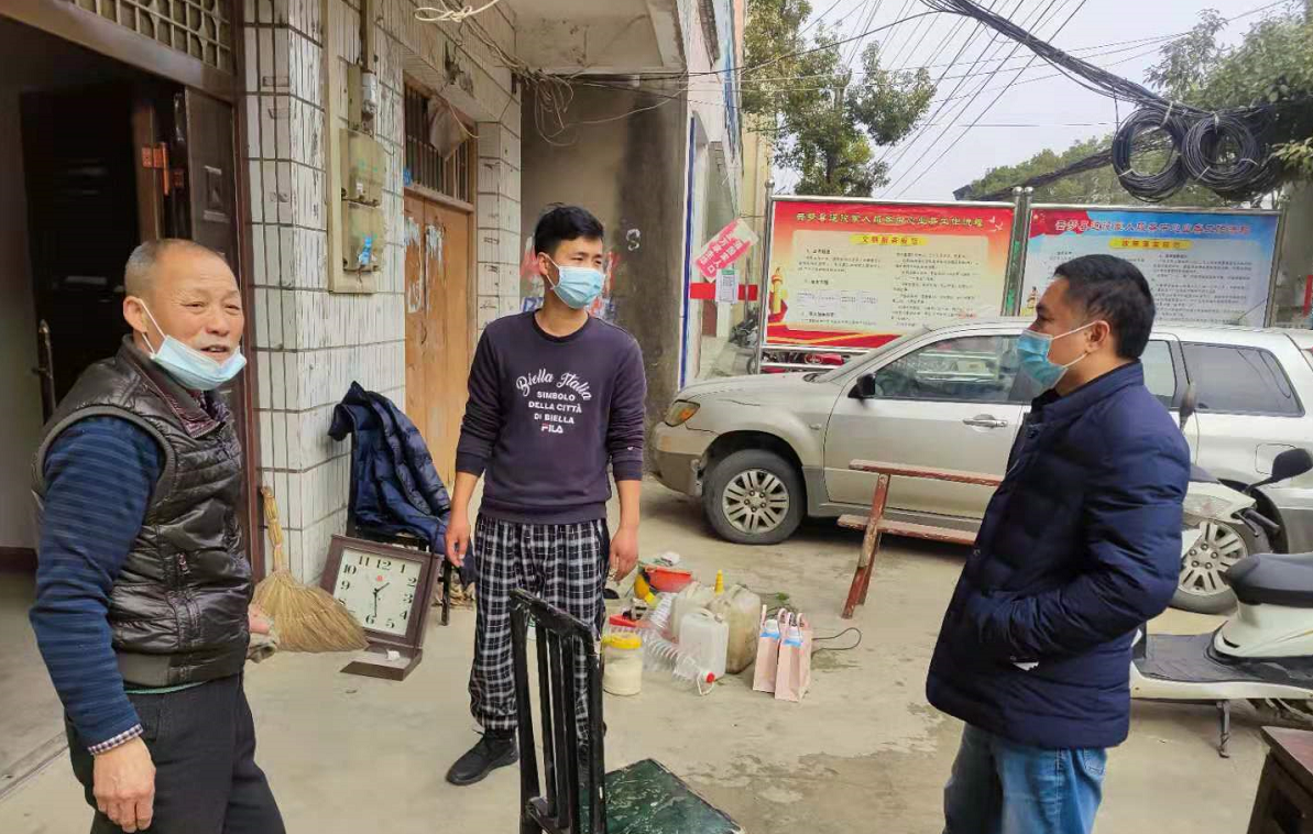 云梦曾店镇春节前走访慰问重点人员