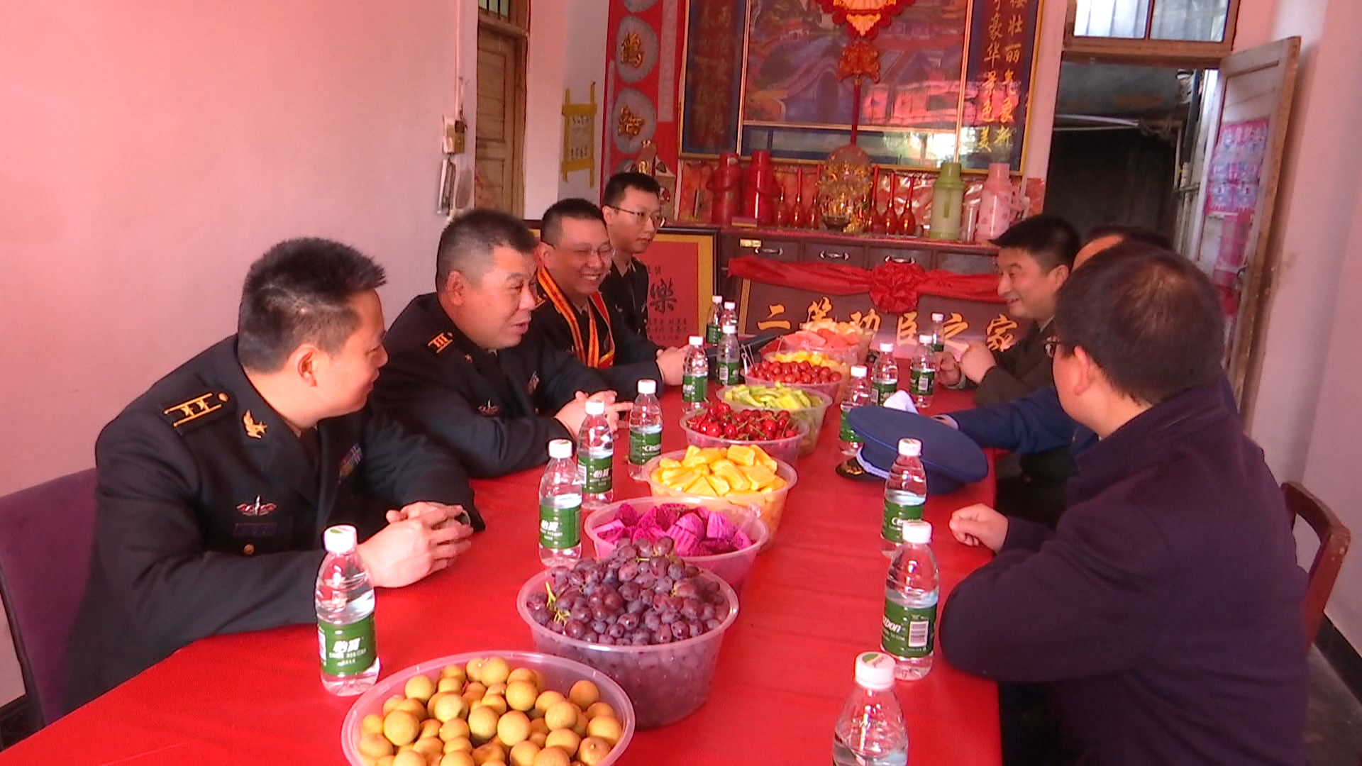 云梦荣立二等功军地联合将喜报送到家