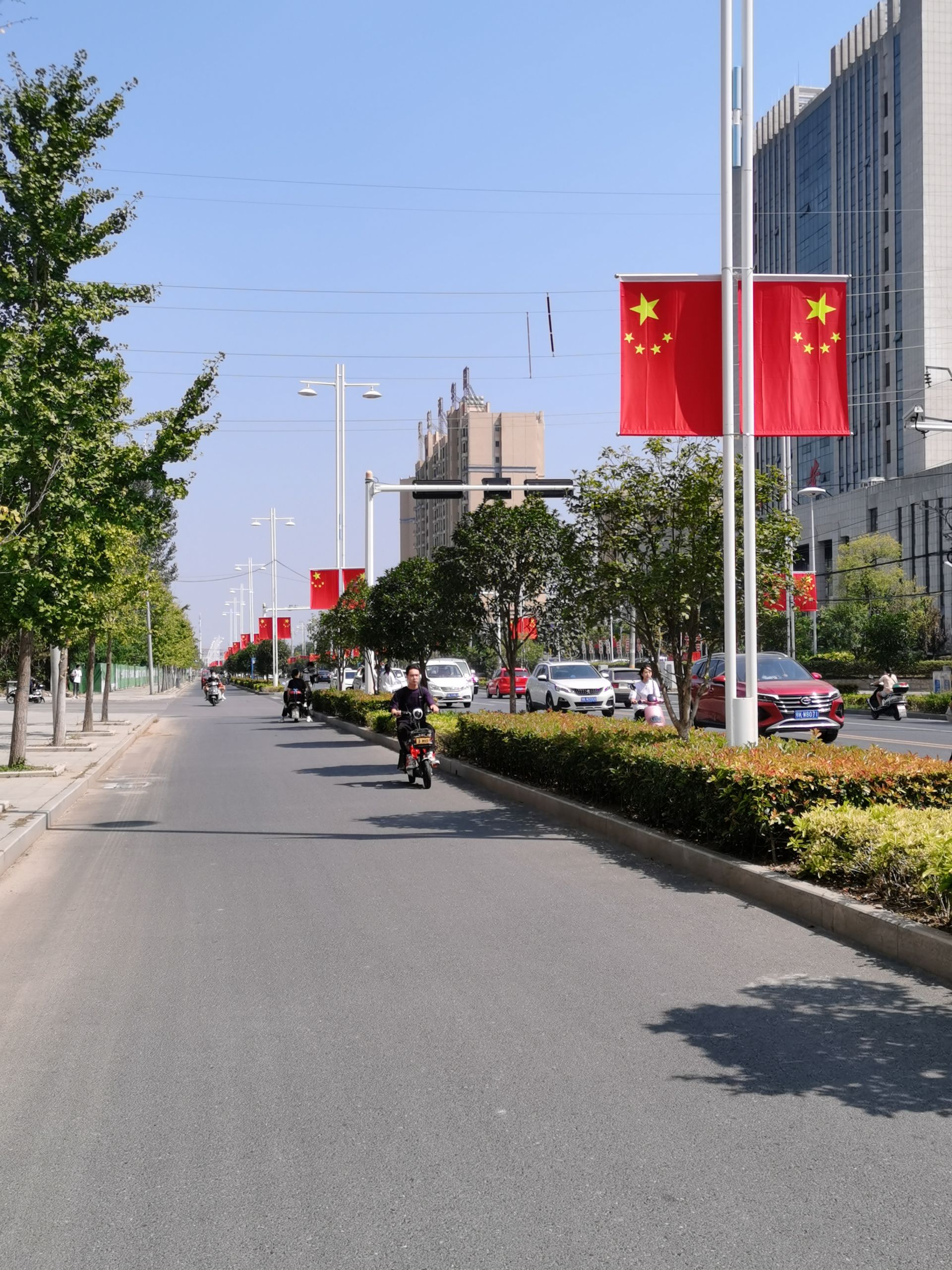 红旗招展迎国庆街头节日氛围浓