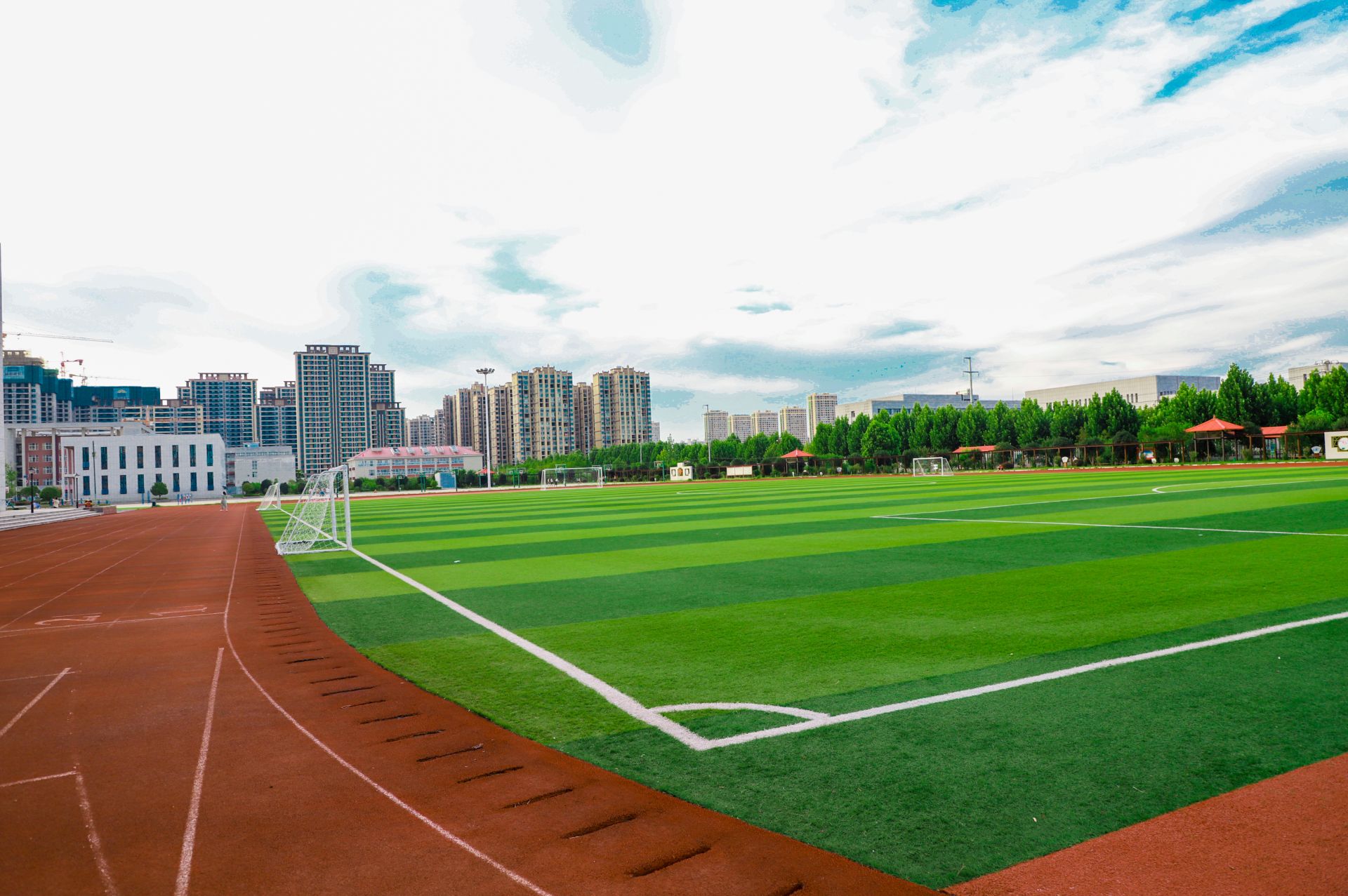 近日,记者走进黄香小学校园,宽敞明亮的教学楼,绿色