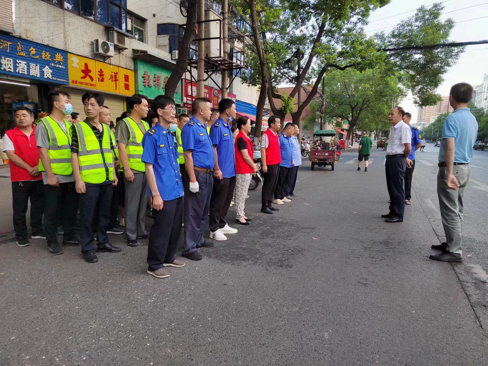 县城管局抽调30余人精干力量分赴梦泽市场,珍珠坡市场,南门河市场对