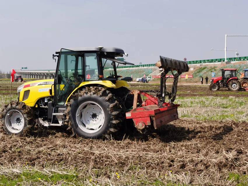 现场合作社百余台农耕机械轰鸣阵阵,16名县乡人大代表操作手对"高标准