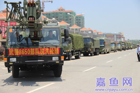 武警8650部队赴我县抗洪群众夹道欢迎