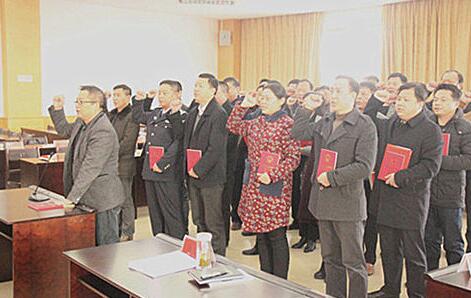 云上嘉鱼报道(记者熊潇,通讯员黄金波) 县十八届人大常委会召开第一次