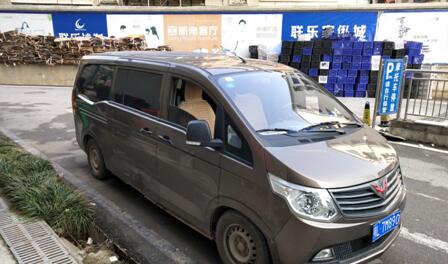 11:11分,采购车顺利返回.从赤壁采购回来的猪肉已经上架销售.