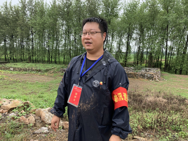 簰洲湾大堤上 翁婿"战友"同心守堤 _云上嘉鱼