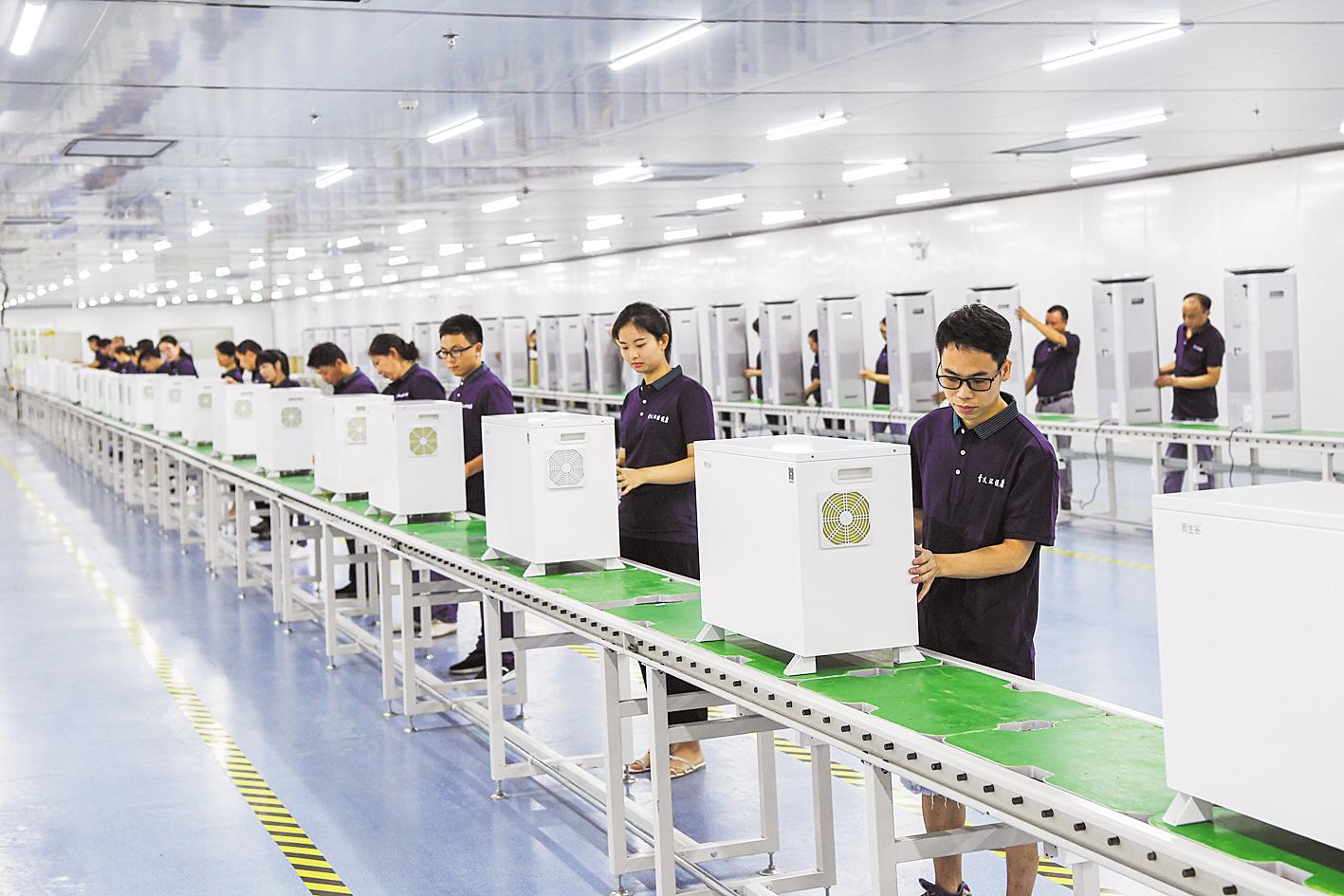 工人在无尘车间生产线调试制氧机