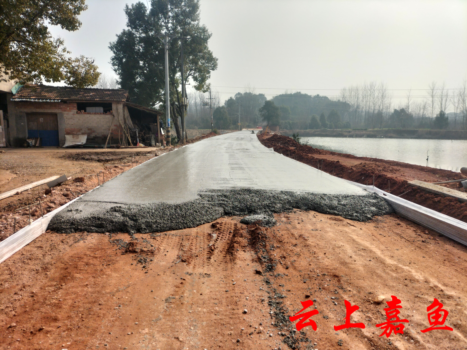 咸寧嘉魚泥濘路變水泥路鋪就群眾幸福路