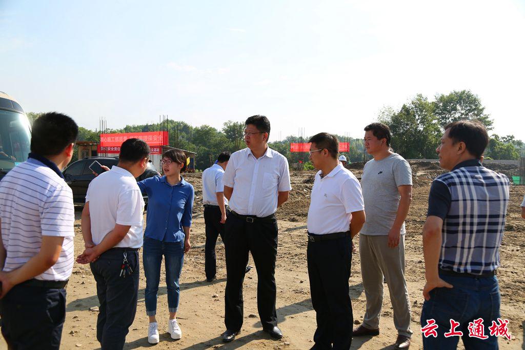 雲上通城訊 記者李明報道:7月4日,通城縣召開民生領域補短板工程現場