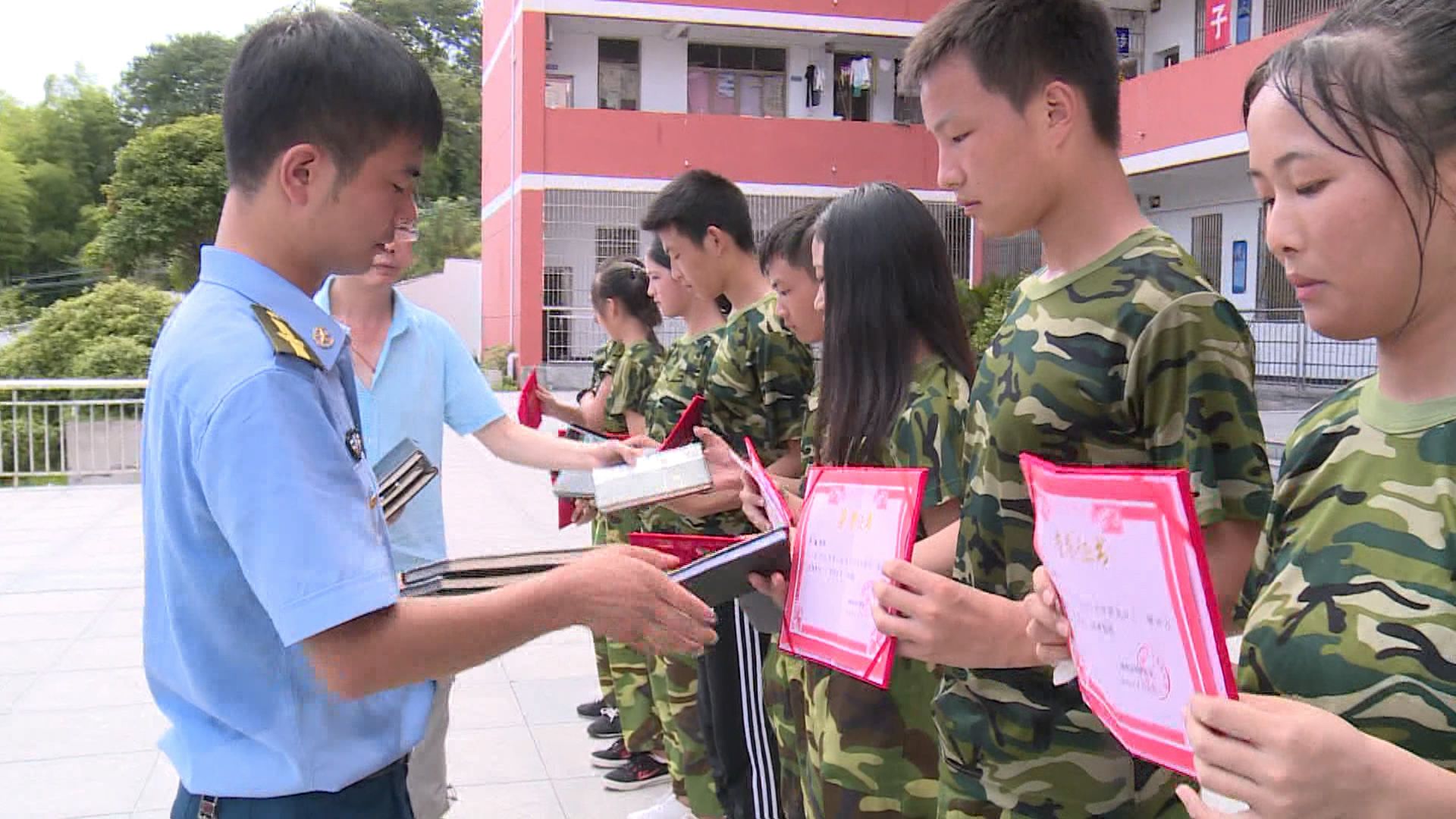 通城县职高新生军训圆满闭营
