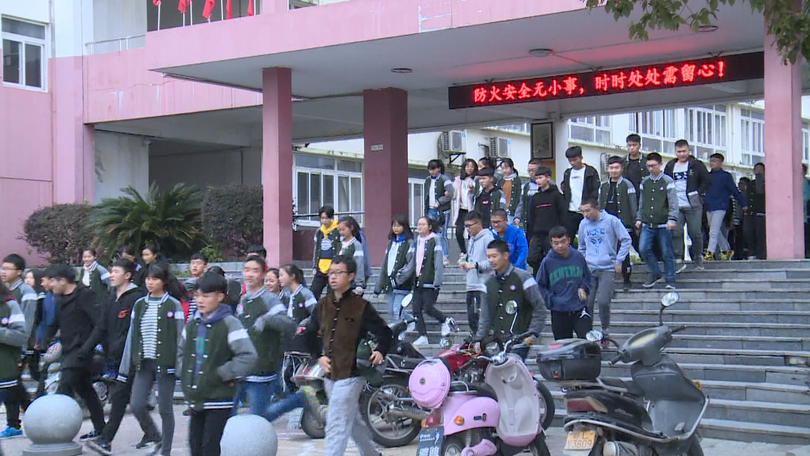 通城一中开展119消防知识讲座及应急疏散演练