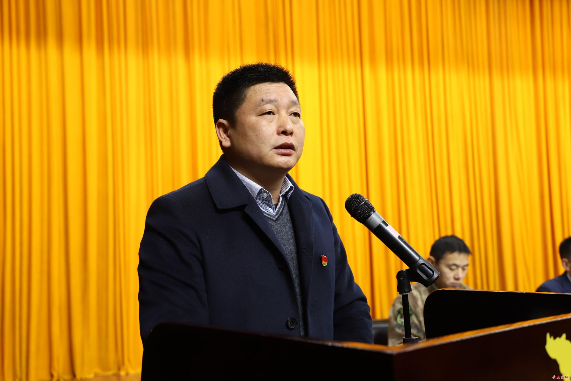 县政府党组成员,副县长侯红辉向大会做述责述廉报告