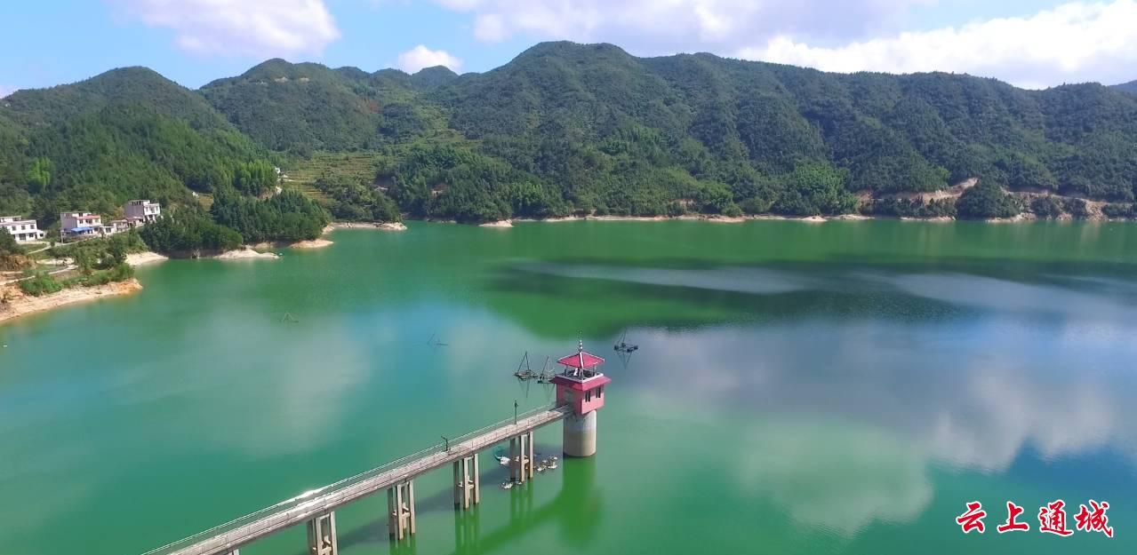 百丈潭水库爱护环境 净化心灵志愿者在行动绿水青山我的家(作者:通城