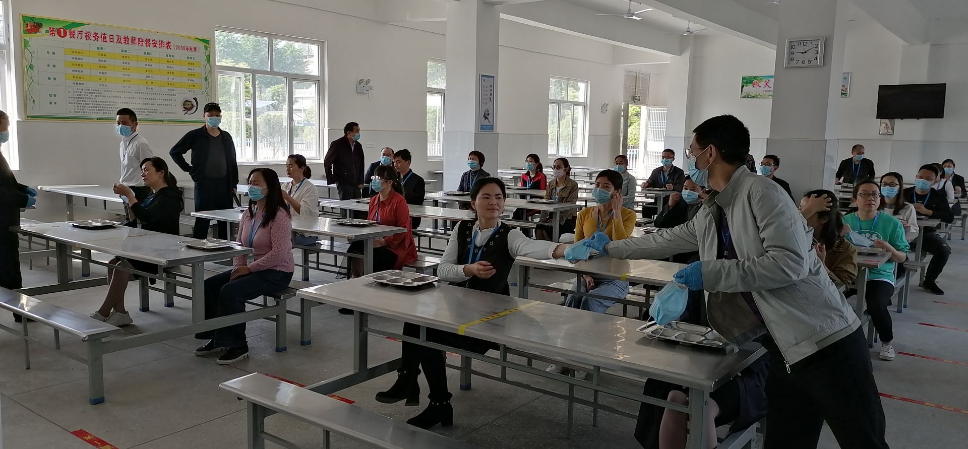 通城县城关中学开展疫情防控应急演练时刻准备返校复学