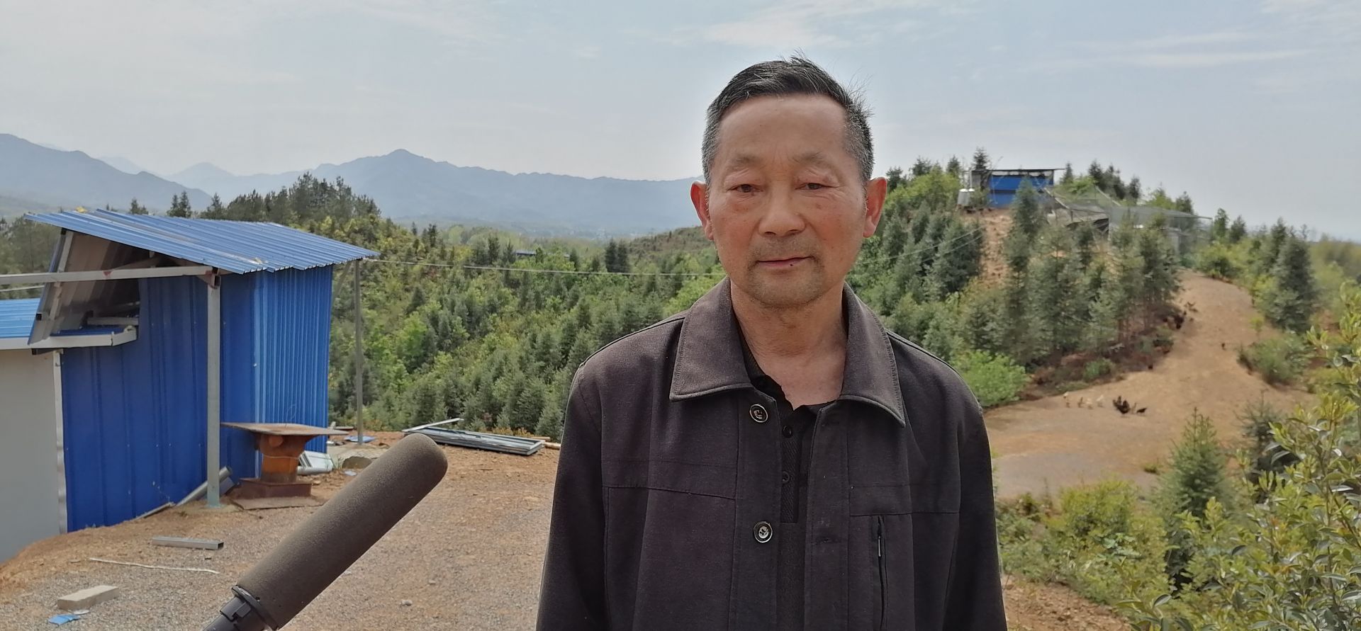 黄步升:想养鸡,就是没有技术,今天特意到小郑这里来请教.