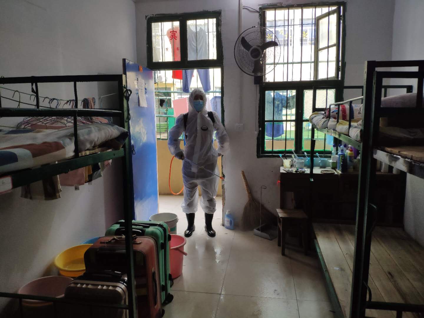通城县育才中学总务主任  李绍甫:根据上级防控物资配备标准,如测温仪