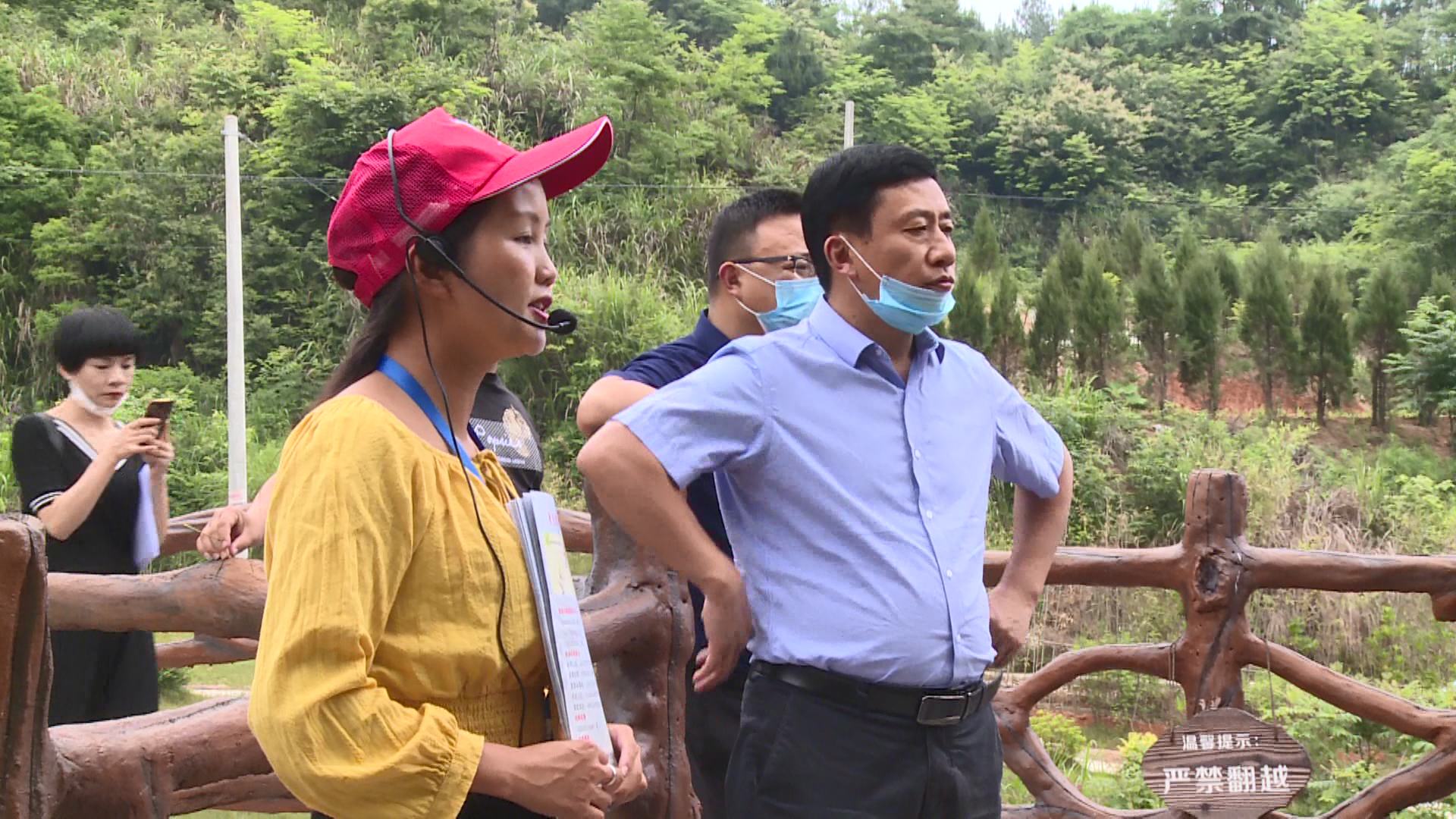 大坪鄉內衝村和五里鎮善緣谷,通過看現場,聽彙報的形式,深入瞭解通城