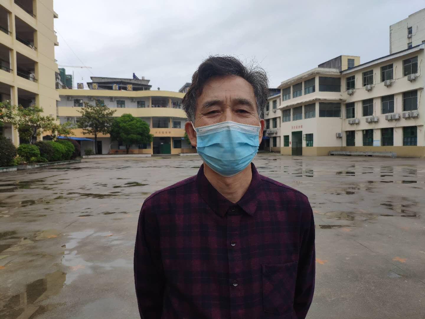 通城县育才中学总务主任  李绍甫:根据上级防控物资配备标准,如测温仪