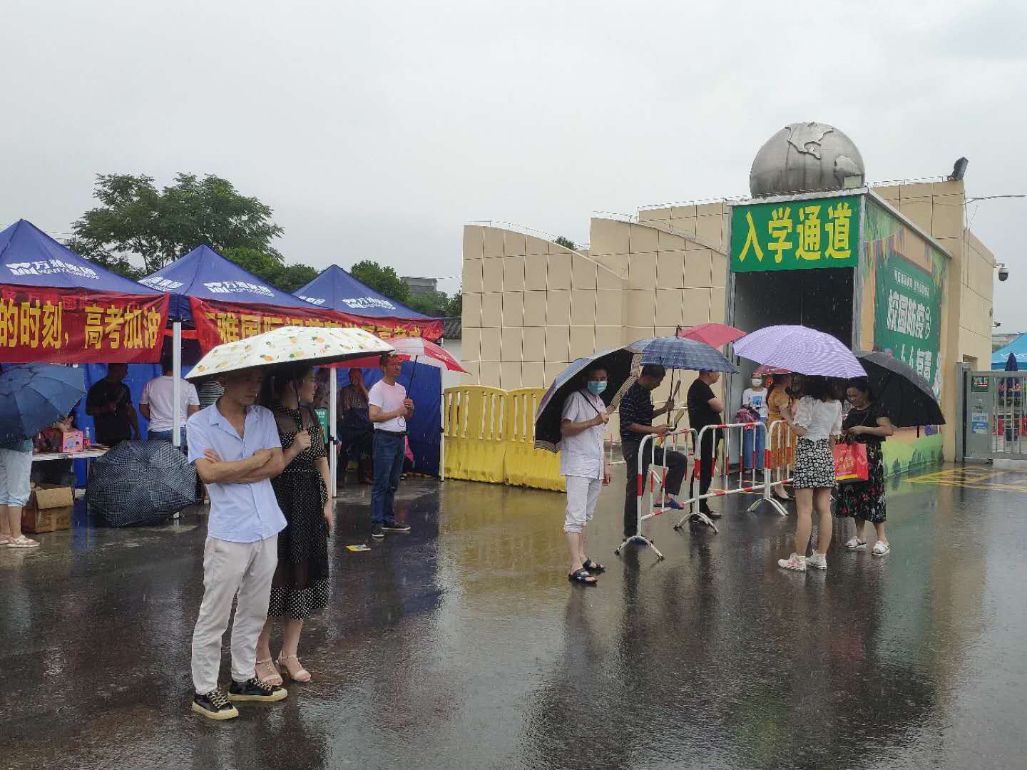 上午10時許,記者在通城一中,通城二中考點外看到,不少家長撐著雨傘