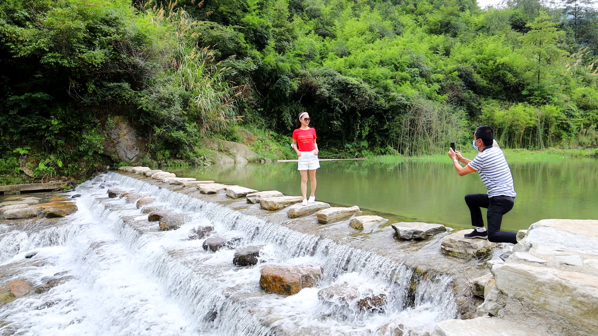 全域旅游正当时江城游客打卡通城