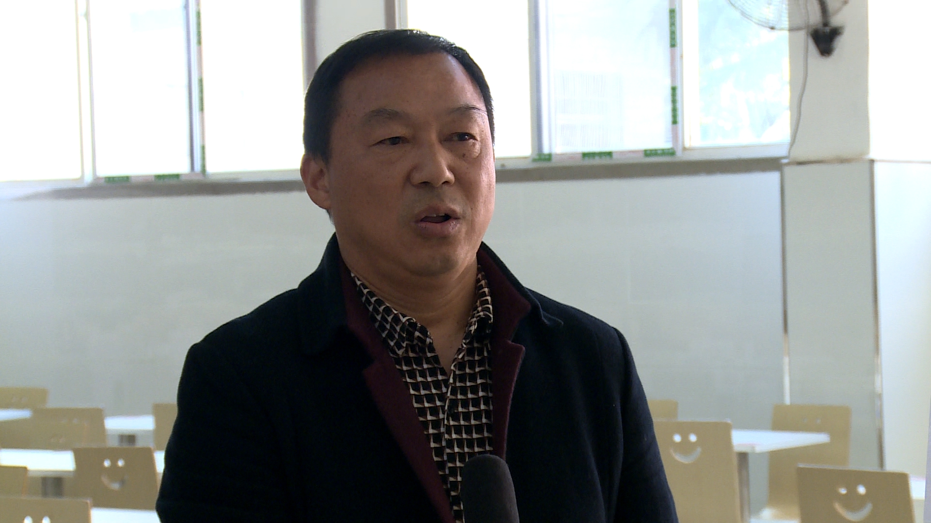 通城二中副校长 徐东升:一是坚持学校领导和学生家长代表的监管陪餐