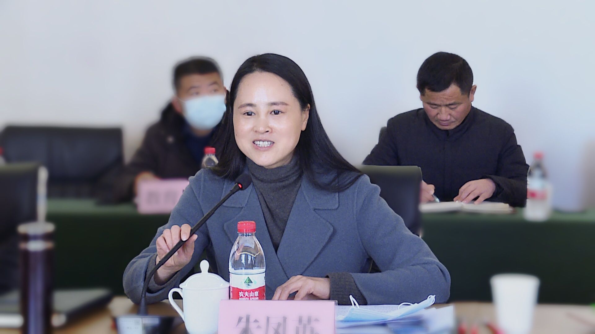 朱凤英代表县委县政府作表态发言,她表示,对考核验收组反馈问题,照单