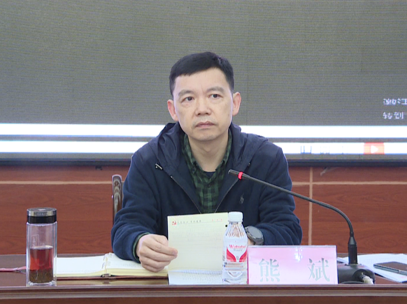 二月份,咸宁市考评组来我县检查城市环境卫生,立面空间,人行道秩序