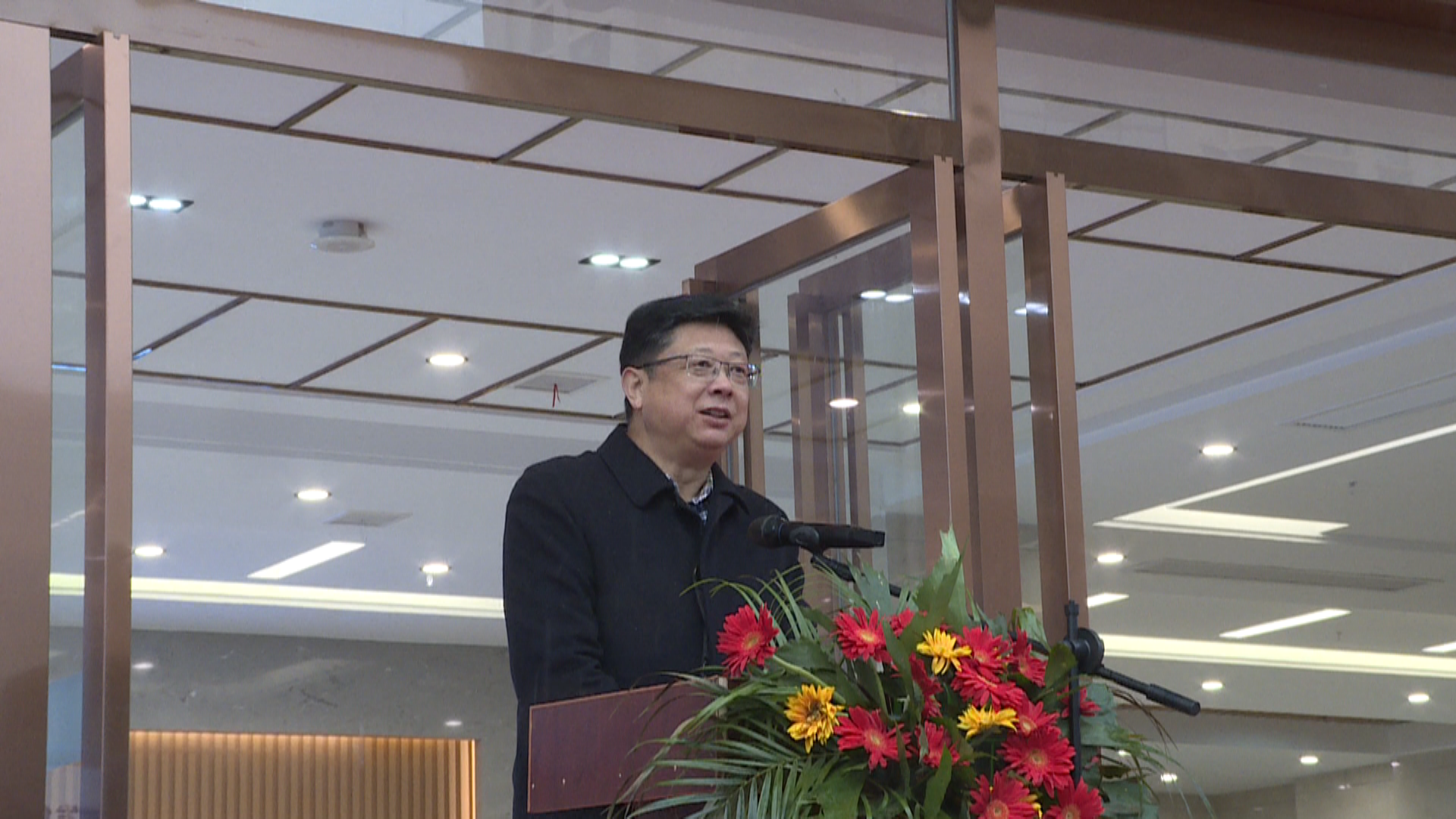 9时许,市人大常委会副主任,县委书记熊亚平正式宣布通城人才家园开园.