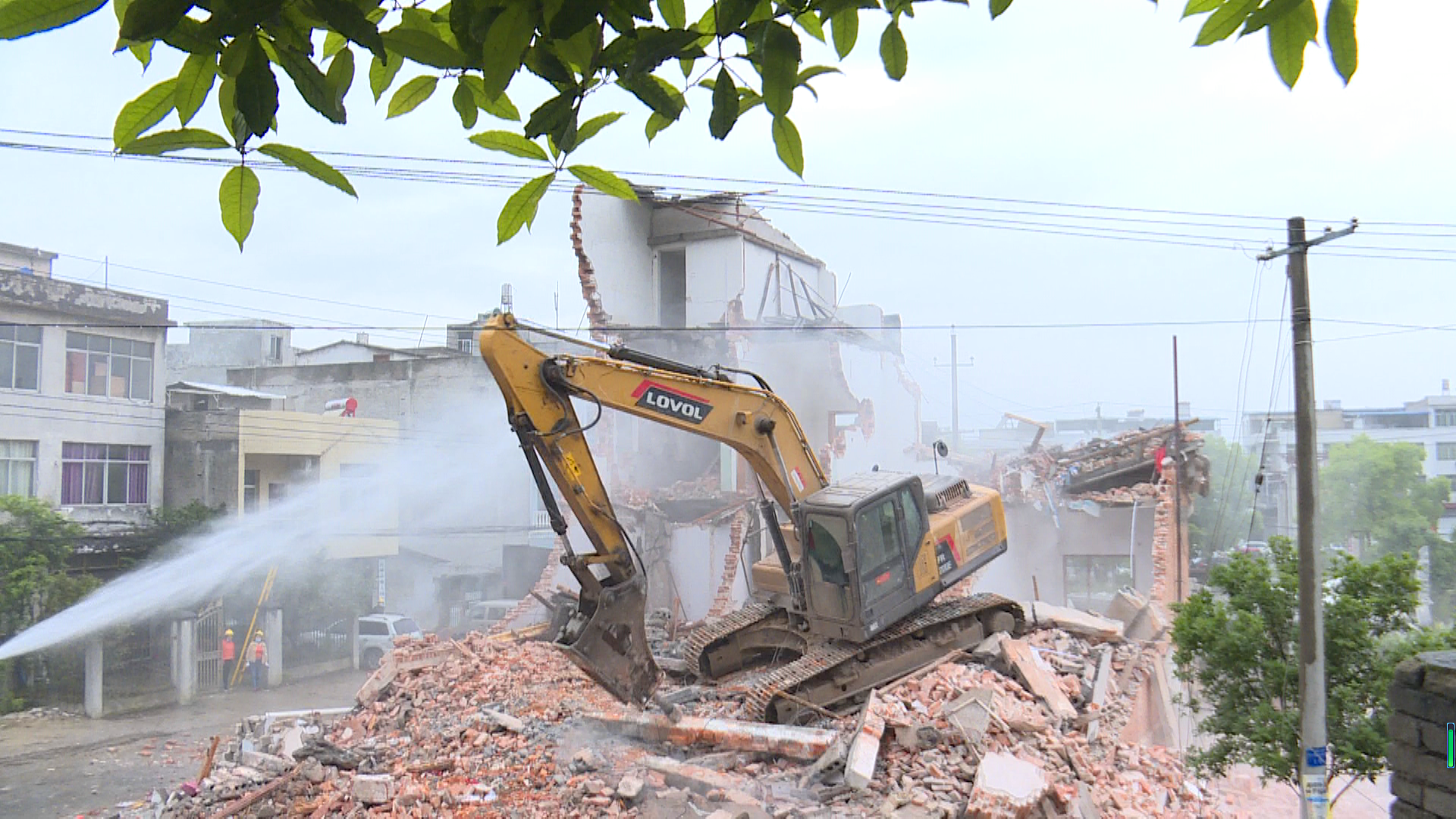 通城冒雨拆迁赶进度全力加快项目建设步伐