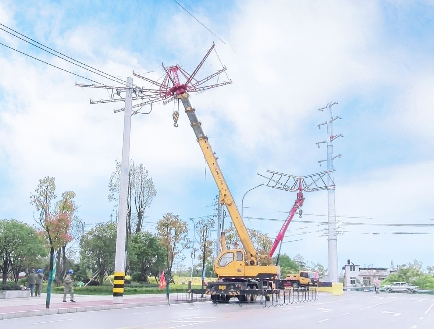 国网通城供电公司利用移动式跨越架技术全力服务电网建设