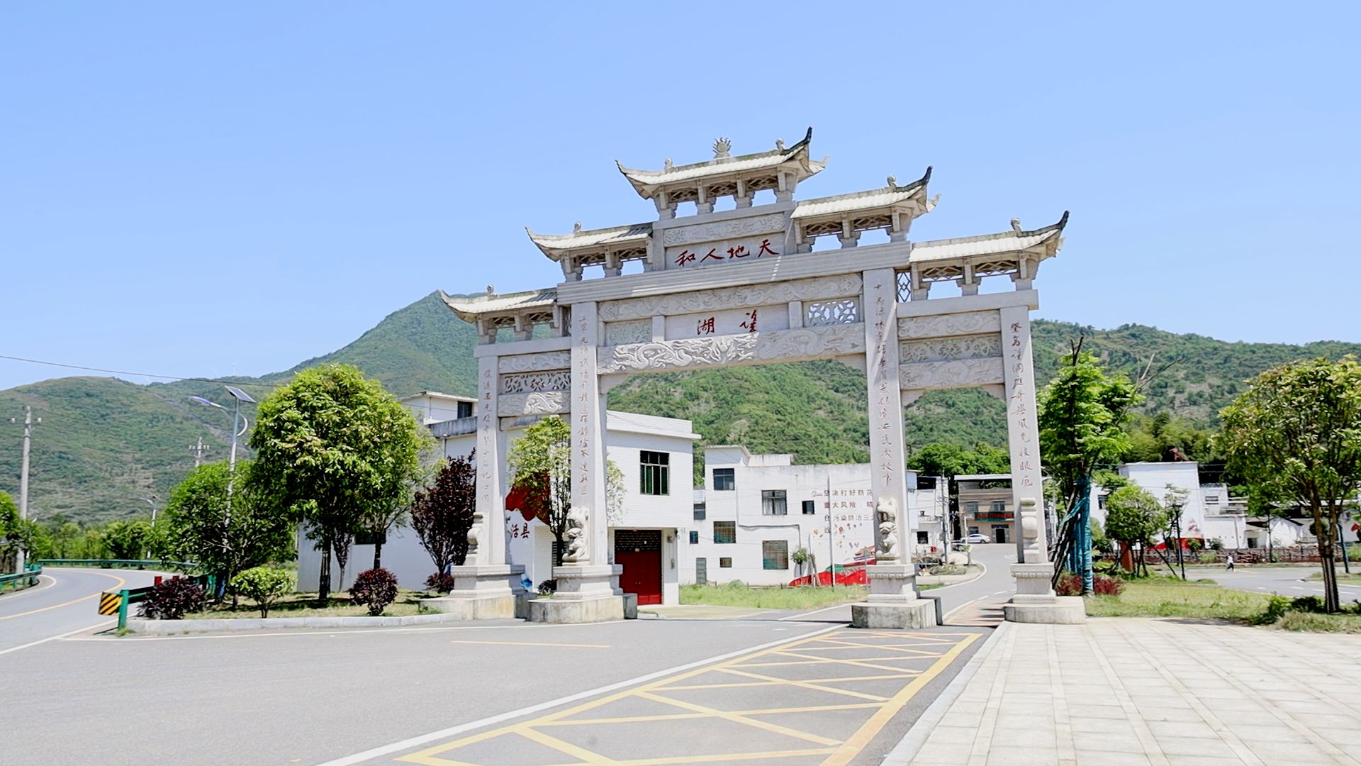 通城县塘湖镇调和红绿蓝三原色绘就多彩振兴梦