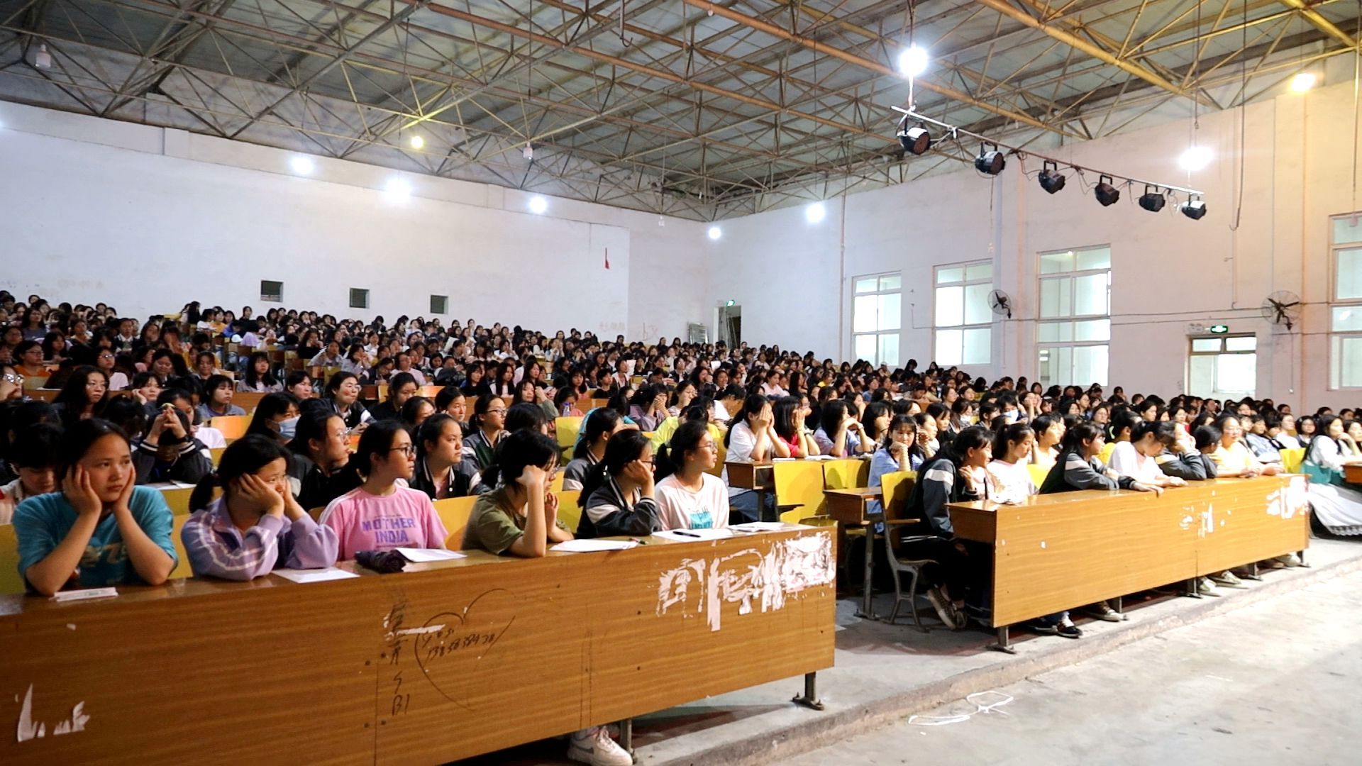 通城一中:心理辅导让高三女生轻松走向高考 _长江云 - 湖北网络广播