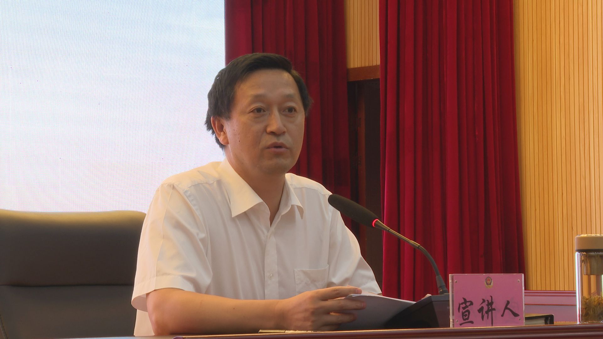 肖天树以《用好"三个规定" 筑牢公正司法"防火墙"》为题,紧紧围绕"三